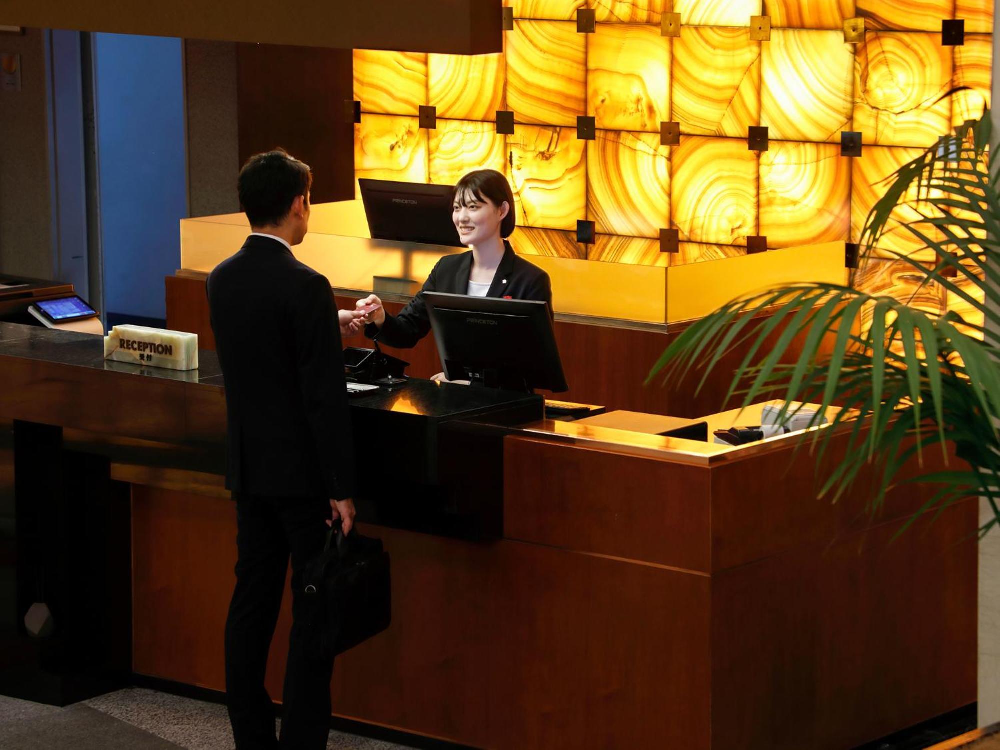 Premier Hotel -Tsubaki- Sapporo Exterior foto A hotel receptionist at work
